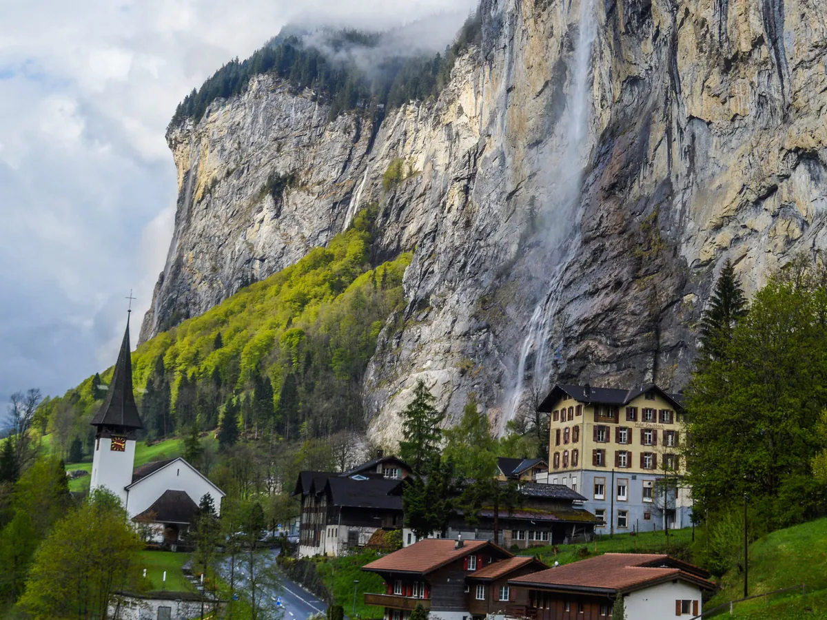 Lauterbrunnen mit dem Staubbachfall und der Dorfkirche